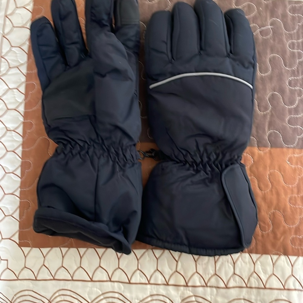 Warmest gloves you’ll ever own. Boys XL OR Mens small. Batteries inside for heat